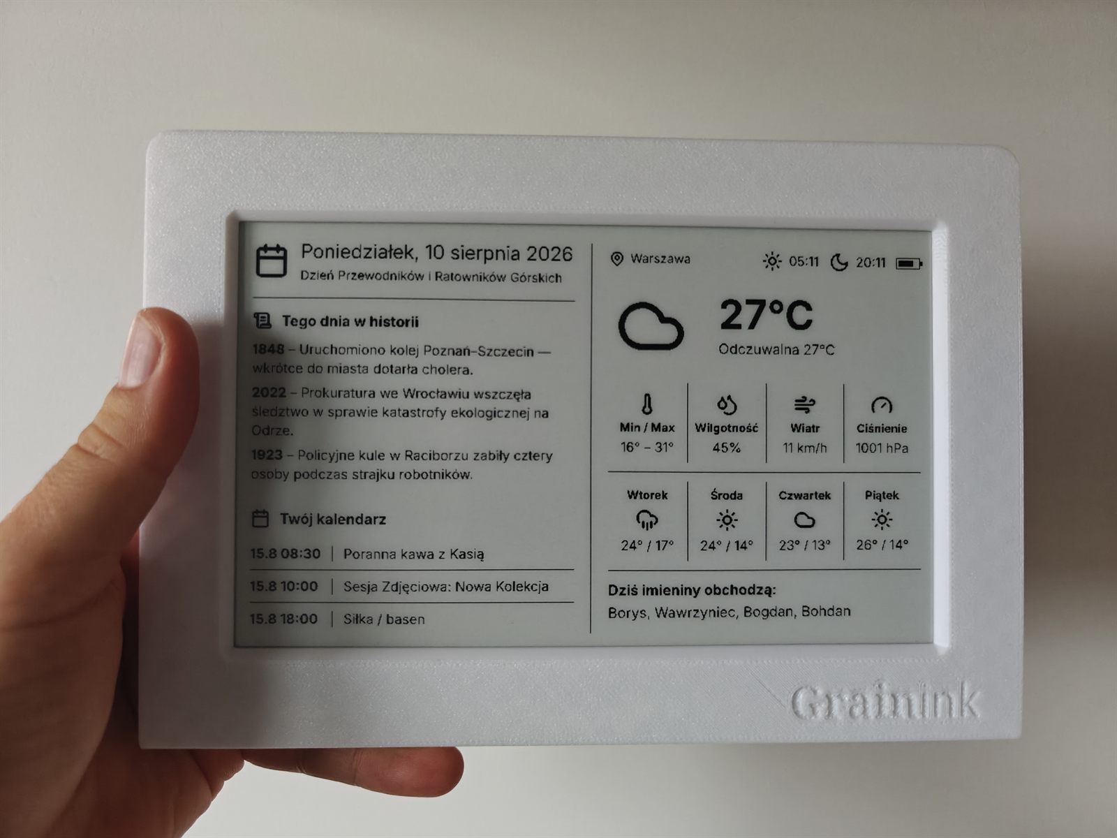 Grainink trzymany w dłoni — skala urządzenia 7,5 cala