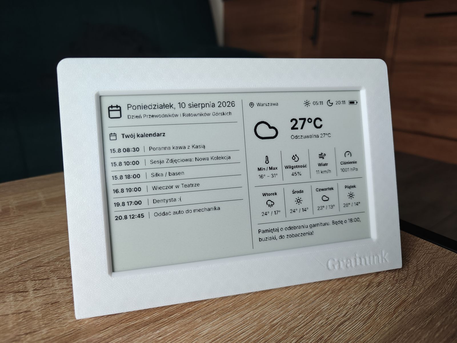 Grainink pod kątem na stole — kalendarz i pogoda na ekranie e-paper